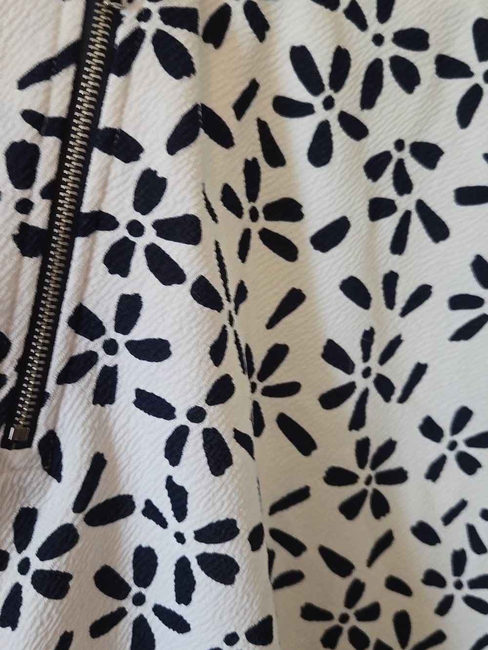 Le Lis White and Navy Floral Skirt - Women - Picture 2 of 5